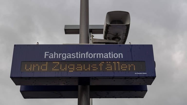 Eine Anzeige am Bahnhof informiert über Zugausfälle: Fahrgäste sollten sich vor Fahrtantritt in jedem Fall erkundigen ob ihr Zug fährt. (Symbolbild)
