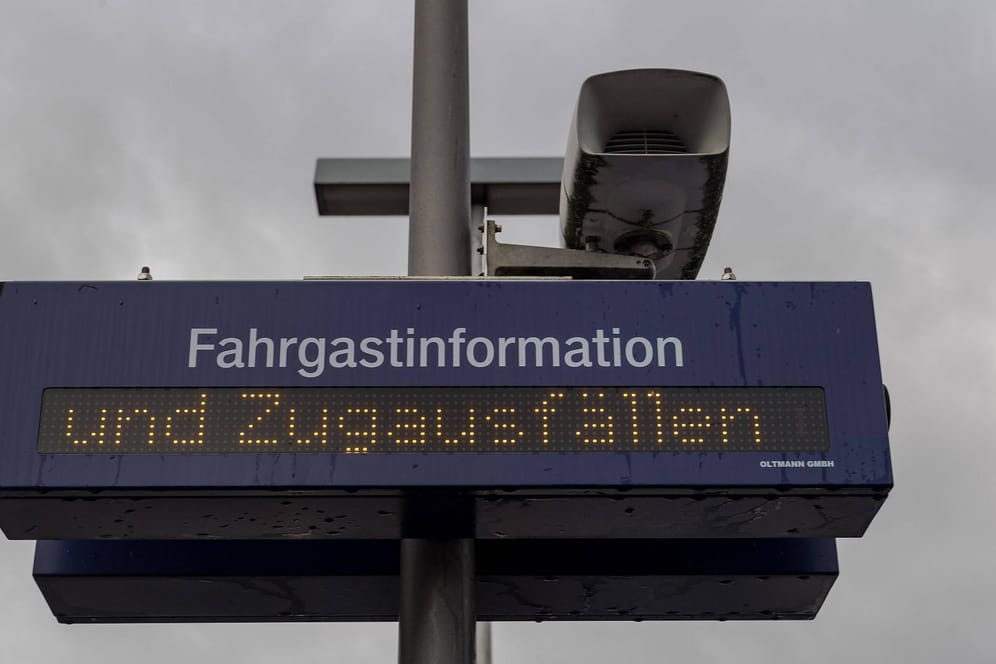 Eine Anzeige am Bahnhof informiert über Zugausfälle: Fahrgäste sollten sich vor Fahrtantritt in jedem Fall erkundigen ob ihr Zug fährt. (Symbolbild)