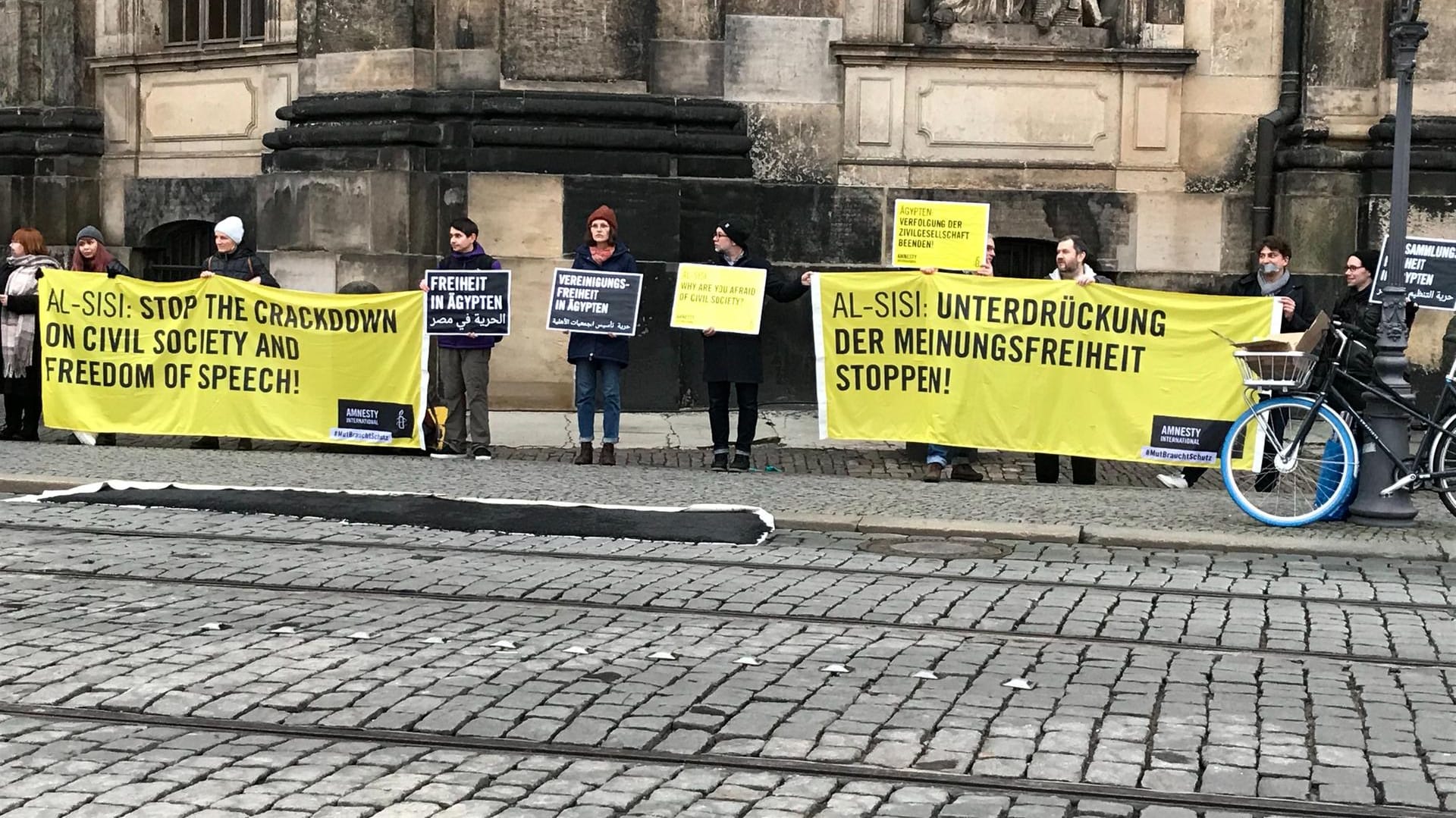 Vor der Semperoper: Amnesty International will auf die Menschenrechtsverletzung aufmerksam machen.