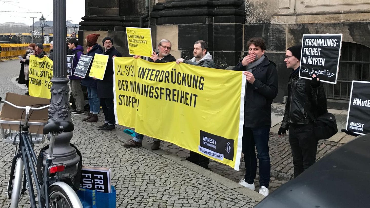 Amnesty International: Vor der Semperoper wird protestiert. Amnesty International: Vor der Semperoper wird protestiert.
