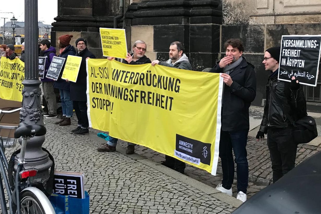 Amnesty International: Vor der Semperoper wird protestiert.