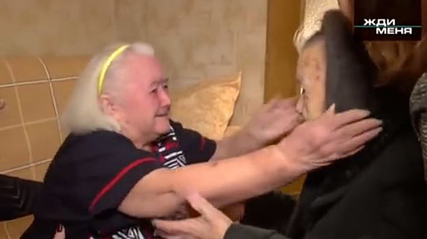 Wiedersehen unter Schwestern: Die 94-jährige Rosalina (links) und die zwei Jahre jüngere Julia Charitonowa hatten sich 78 Jahre lang nicht gesehen.