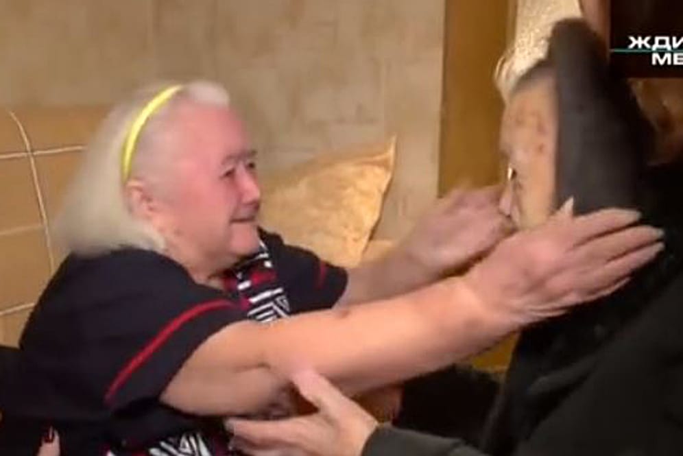 Wiedersehen unter Schwestern: Die 94-jährige Rosalina (links) und die zwei Jahre jüngere Julia Charitonowa hatten sich 78 Jahre lang nicht gesehen.