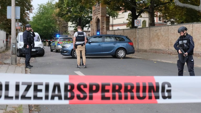 Vor der Synagoge in Halle: Einsatzkräfte der Polizei sichern nach dem Anschlag den Tatort.