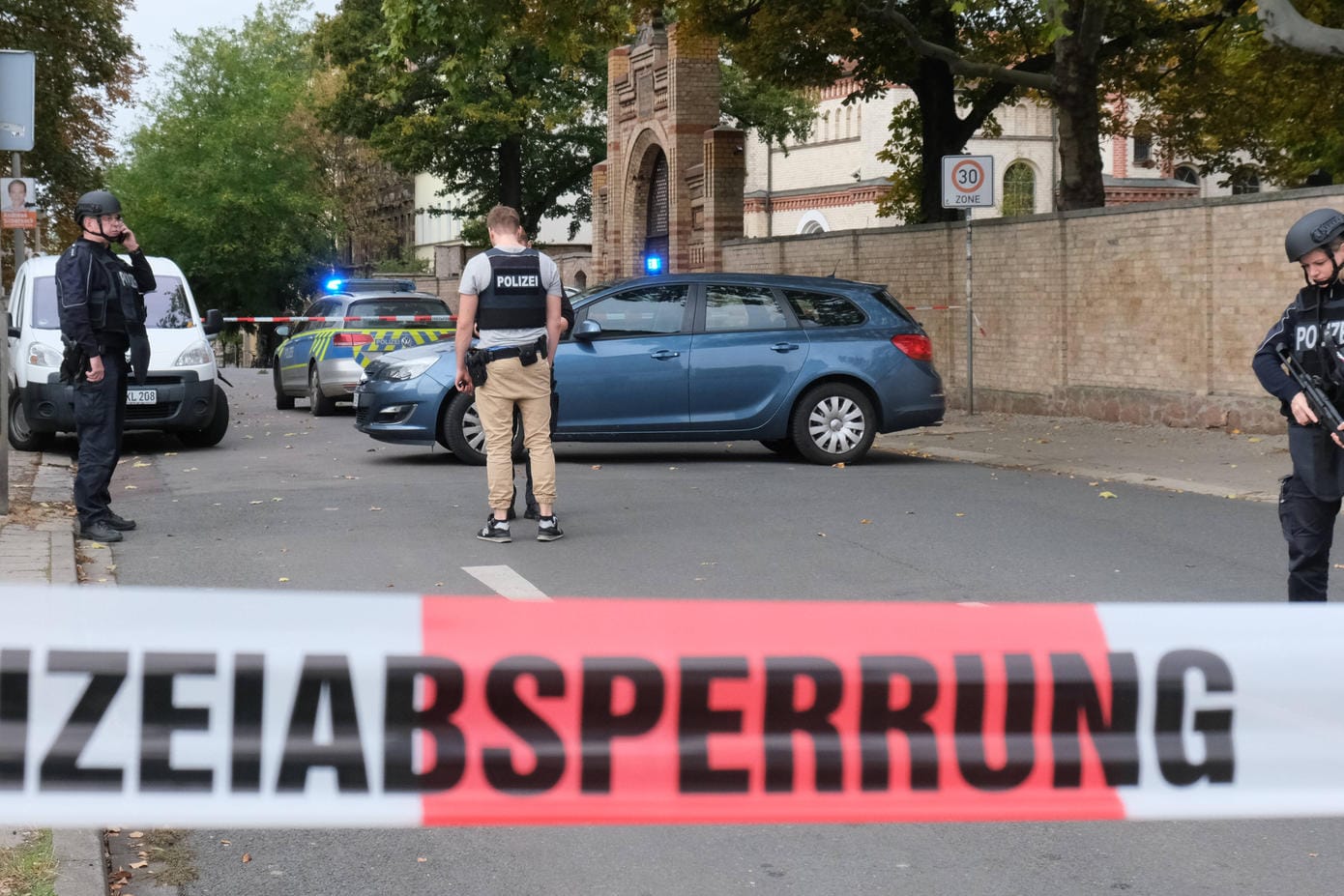 Vor der Synagoge in Halle: Einsatzkräfte der Polizei sichern nach dem Anschlag den Tatort.