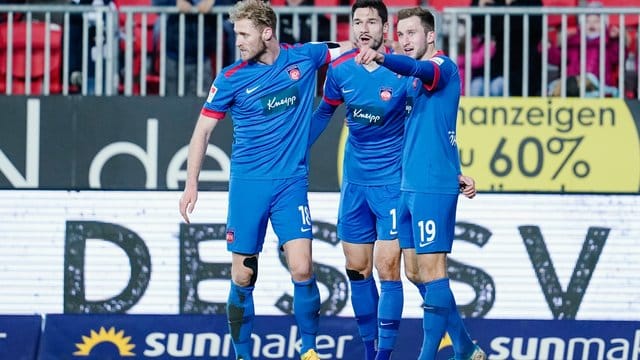 Heidenheims Torschütze Tim Kleindienst (M) jubelt mit Jonas Föhrenbach (r) und Sebastian Griesbeck über das Tor zum 1:0. Heidenheims Torschütze Tim Kleindienst (M) jubelt mit Jonas Föhrenbach (r) und Sebastian Griesbeck über das Tor zum 1:0.