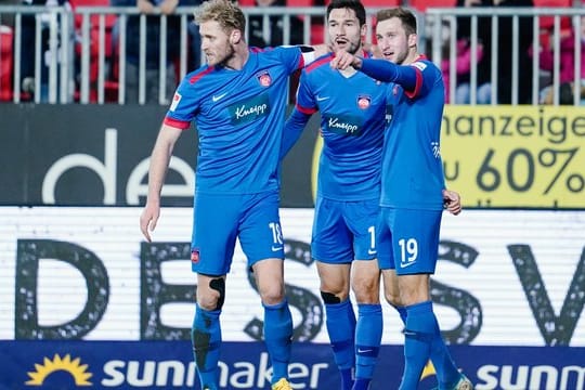 Heidenheims Torschütze Tim Kleindienst (M) jubelt mit Jonas Föhrenbach (r) und Sebastian Griesbeck über das Tor zum 1:0.