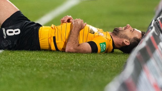 Dynamos Josef Husbauer liegt nach der Heim-Niederlage gegen den SV Darmstadt am Boden. Dynamos Josef Husbauer liegt nach der Heim-Niederlage gegen den SV Darmstadt am Boden.