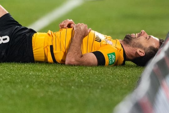 Dynamos Josef Husbauer liegt nach der Heim-Niederlage gegen den SV Darmstadt am Boden.
