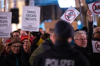In Münster unerwünscht: Demonstranten halten Plakate gegen den Neujahrsempfang des AfD-Kreisverbands hoch.