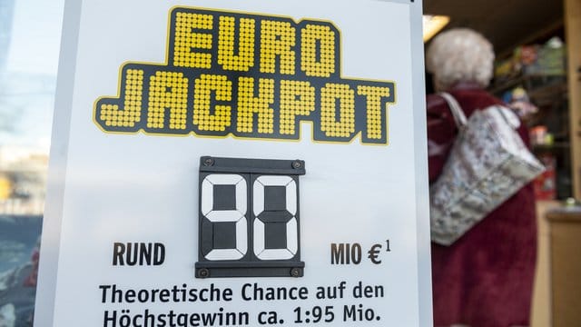 Der mit 90 Millionen Euro maximal gefüllte Eurojackpot geht an einen Tipper aus Nordrhein-Westfalen.
