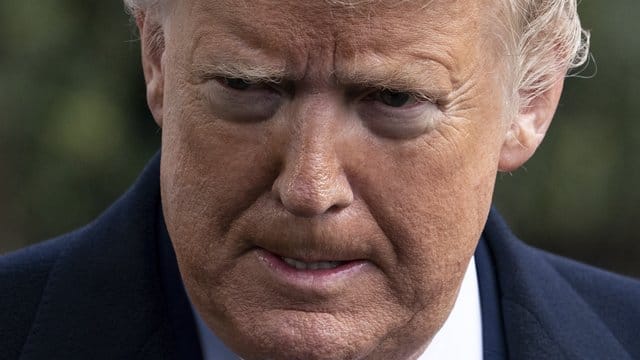 Donald Trump greift hart durch und entlässt Zeugen, die im Amtsenthebungsverfahren gegen ihn ausgesagt haben. Donald Trump greift hart durch und entlässt Zeugen, die im Amtsenthebungsverfahren gegen ihn ausgesagt haben.