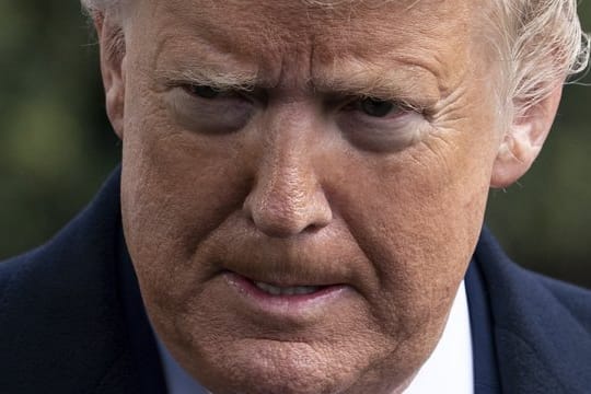 Donald Trump greift hart durch und entlässt Zeugen, die im Amtsenthebungsverfahren gegen ihn ausgesagt haben.