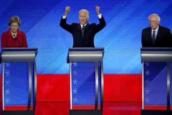 Gestikulierend: Elizabeth Warren (l) und Bernie Sanders (r) hören Joe Biden während der Debatte zu.
