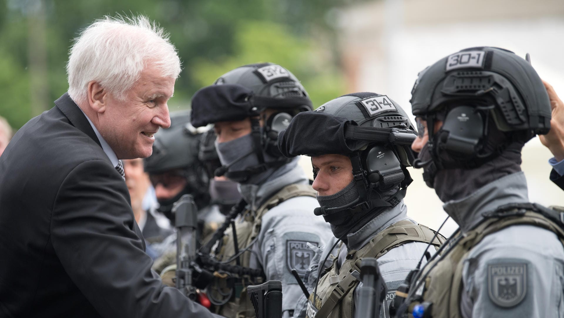 Horst Seehofer: Der Innenminister will der Bundespolizei verdeckte Ermittler und Taser geben.