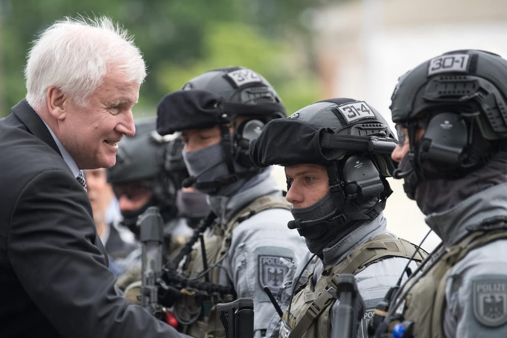 Horst Seehofer: Der Innenminister will der Bundespolizei verdeckte Ermittler und Taser geben.