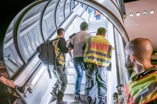 Abschiebung: Polizeibeamte begleiten einen Afghanen auf dem Flughafen Leipzig-Halle in ein Charterflugzeug.