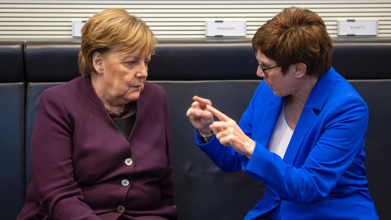 Kanzlerin Angela Merkel und CDU-Chefin Annegret Kramp-Karrenbauer: Vor dem Treffen der Koaltionsspitzen hagelt es Attacken der SPD gegen die Unions-Spitze.