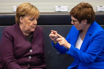 Kanzlerin Angela Merkel und CDU-Chefin Annegret Kramp-Karrenbauer: Vor dem Treffen der Koaltionsspitzen hagelt es Attacken der SPD gegen die Unions-Spitze.