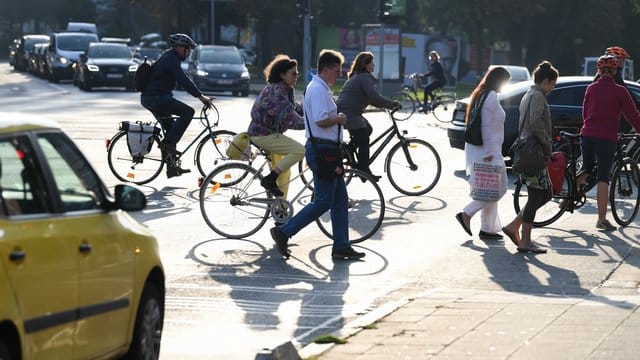 Radfahrer und Fußgänger in Frankfurt Radfahrer und Fußgänger in Frankfurt
