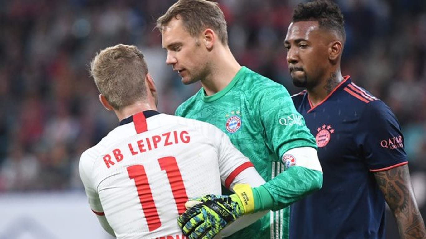 Leipzigs Timo Werner (l) im Gespräch mit Bayerns Torwart Manuel Neuer (M) und Jerome Boateng (r).
