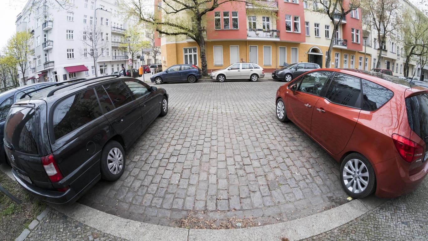 Selten Eine Parklücke in der Erich Weinert Strasse in Berlin Prenzlauer Berg Halteverbot