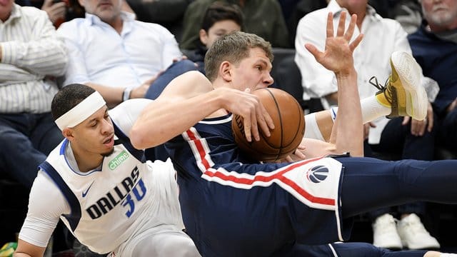 Feierte mit den Washington Wizards einen Sieg in letzter Sekunde: Moritz Wagner (r). Feierte mit den Washington Wizards einen Sieg in letzter Sekunde: Moritz Wagner (r).