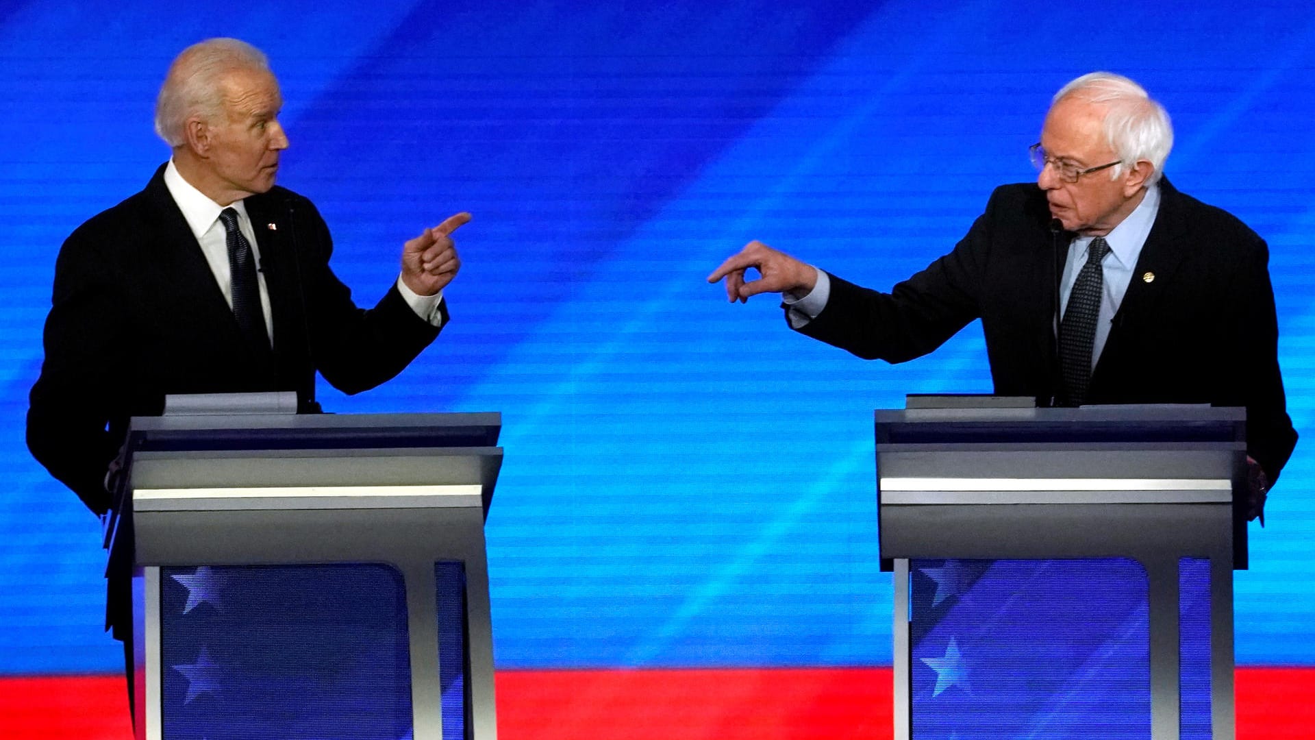 Bernie Sanders neben Joe Biden: Der Ex-Vize-Präsident galt als Favorit der Demokraten – doch jetzt hat er seinen Vorsprung eingebüßt. Bernie Sanders neben Joe Biden: Der Ex-Vize-Präsident galt als Favorit der Demokraten – doch jetzt hat er seinen Vorsprung eingebüßt.