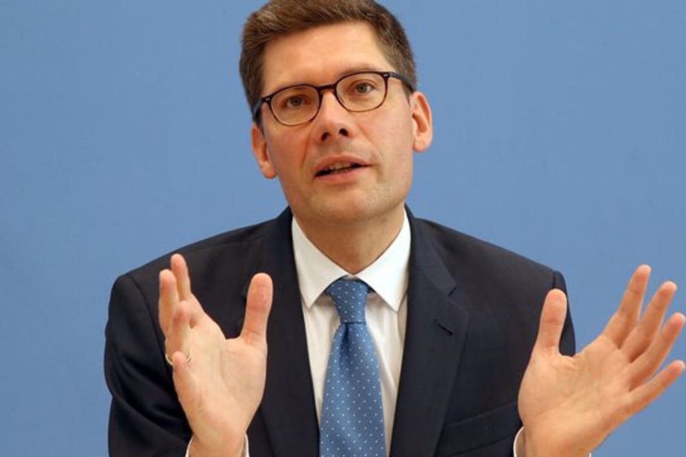 Der Ost-Beauftragte der Bundesregierung, Christian Hirte, tritt wegen eines umstrittenen Tweets zurück.
