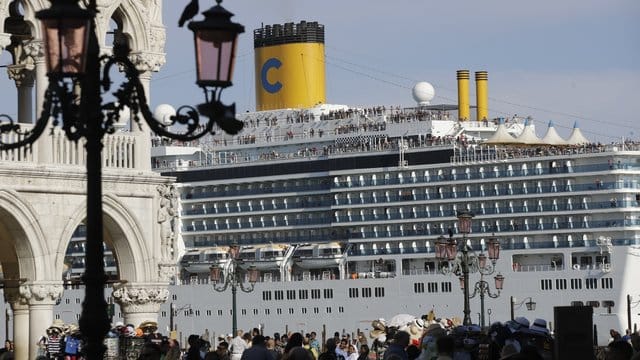 Einen Steinwurf vom Markusplatz entfernt: Das Kreuzfahrtschiff "Costa Deliziosa" in der Lagune von Venedig. Einen Steinwurf vom Markusplatz entfernt: Das Kreuzfahrtschiff "Costa Deliziosa" in der Lagune von Venedig.