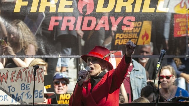 Jane Fonda, Schauspielerin, bei einer Ansprache auf der "Fire Drill Fridays"-Demonstration.