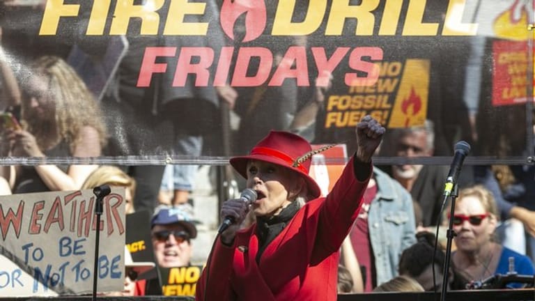 Jane Fonda, Schauspielerin, bei einer Ansprache auf der "Fire Drill Fridays"-Demonstration.