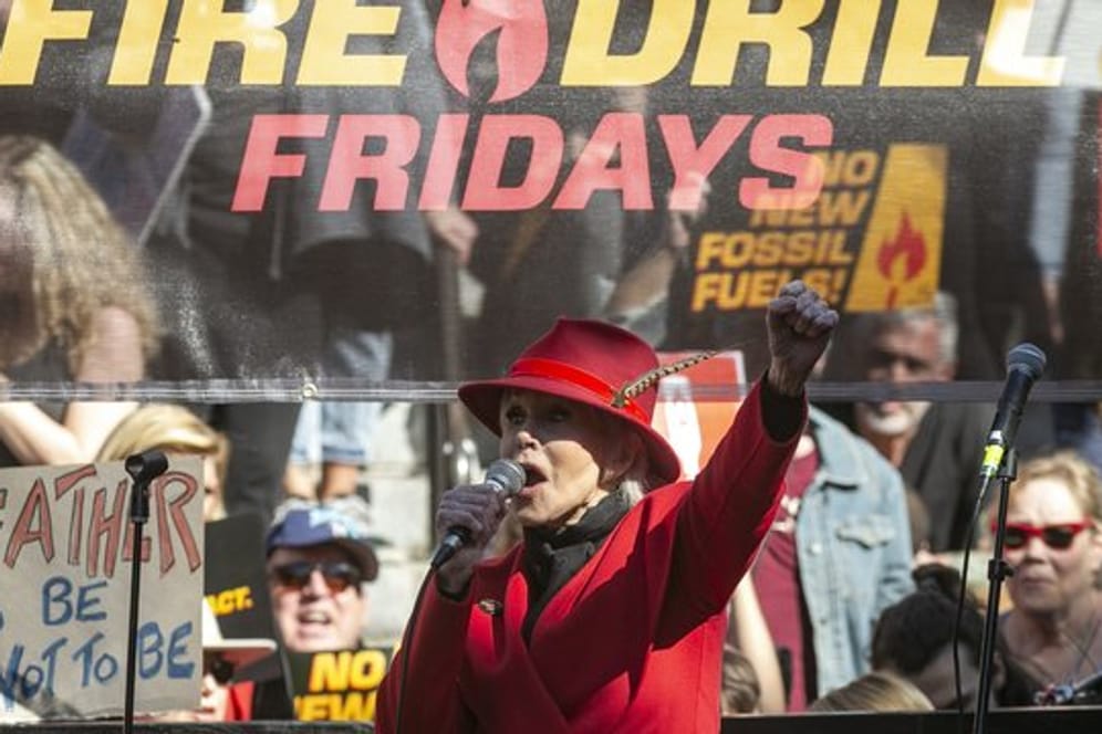 Jane Fonda, Schauspielerin, bei einer Ansprache auf der "Fire Drill Fridays"-Demonstration.