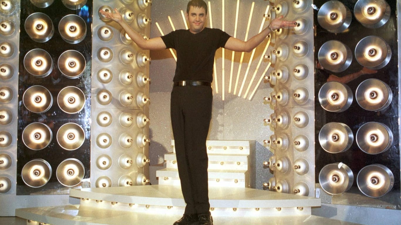 Bastian Pastewka alias Brisko Schneider: Hier ist er in seiner Kult-Rolle bei der "Jahrhundert-Show" von SAT.1 im Jahr 1999 in Köln zu sehen.