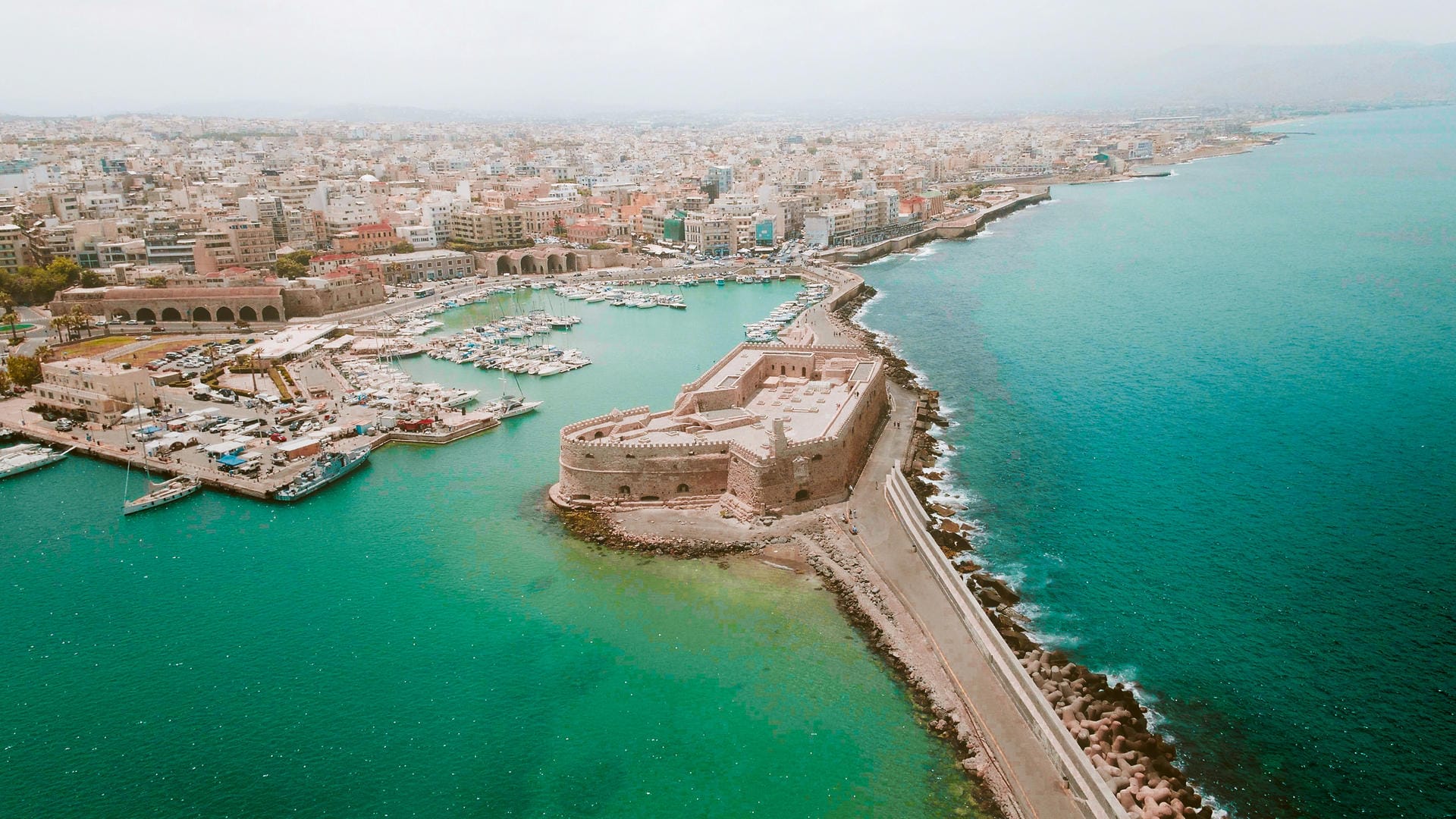 Heraklion von oben: Der Großflughafen wird nahe Kastelli im Südosten der Hafenstadt Heraklion gebaut.