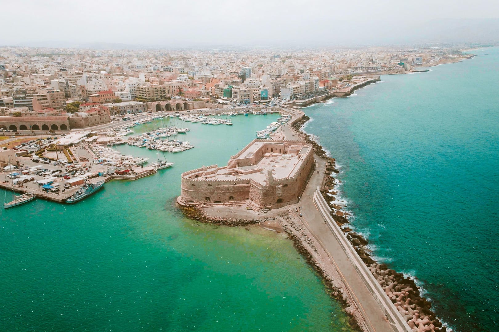 Heraklion von oben: Der Großflughafen wird nahe Kastelli im Südosten der Hafenstadt Heraklion gebaut.