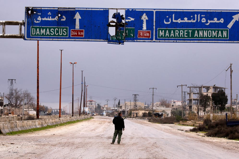 Ein syrischer Soldat auf einer leeren Autobahn: Sarakeb liegt dort, wo sich die M5 und die M4, die wichtigsten Autobahnen des Landes, kreuzen. (Archivbild)