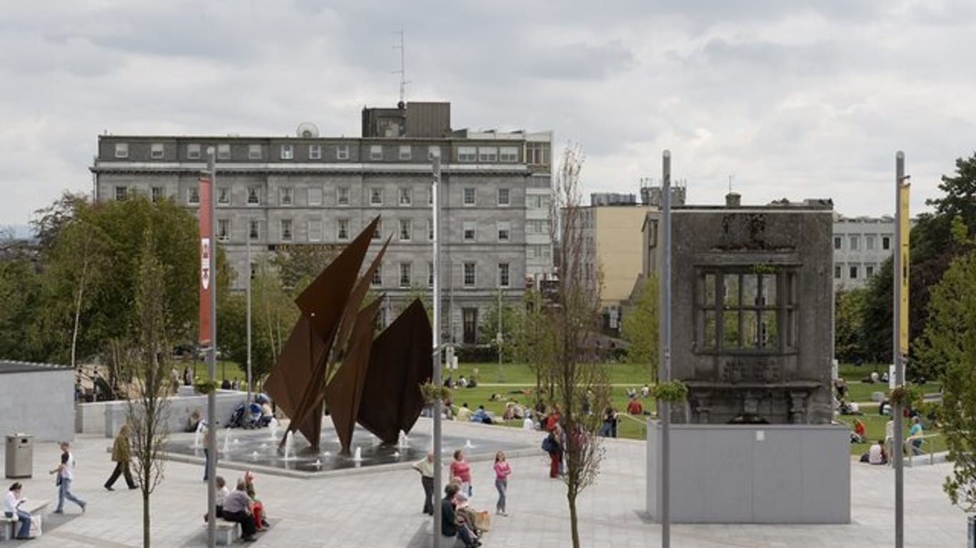 Die Europäische Kulturhauptstadt Galway hat wegen schlechten Wetters ihre letzten Auftaktveranstaltungen abgesagt.