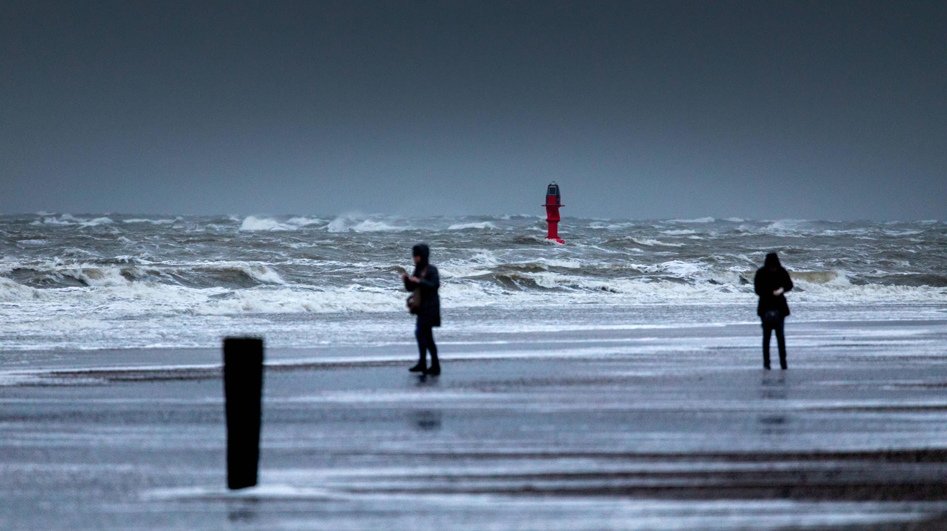 Strandbesucher an der Nordseeküste: Den Norden soll "Sabine" als erstes erreichen. (Symbolbild) Strandbesucher an der Nordseeküste: Den Norden soll "Sabine" als erstes erreichen. (Symbolbild)
