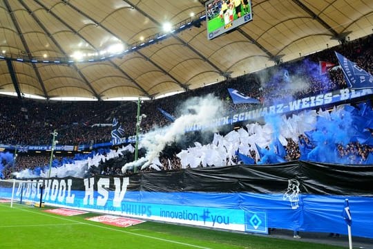 HSV-Fans brennen vor dem Spiel gegen den KSC Pyrotechnik ab.