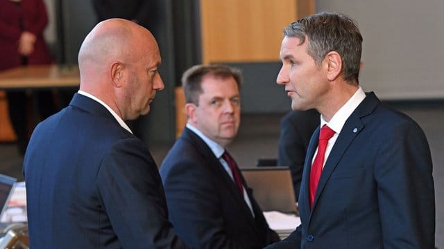 Dieses Bild hat sich eingebrannt: AfD-Fraktionschef Björn Höcke (r. Dieses Bild hat sich eingebrannt: AfD-Fraktionschef Björn Höcke (r.