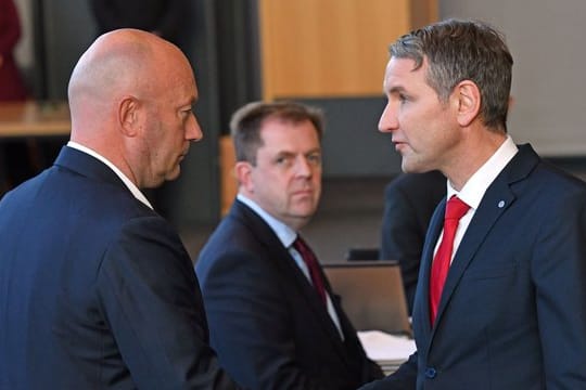 Dieses Bild hat sich eingebrannt: AfD-Fraktionschef Björn Höcke (r.