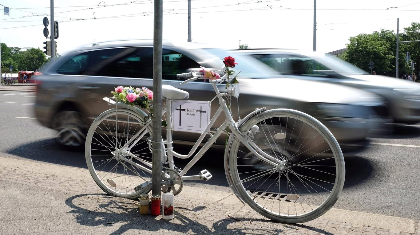 Ein weißes Fahrrad zum Gedenken an einen getöteten Radfahrer: In Berlin war erst in der vorherigen Woche eine Radfahrerin ums Leben gekommen. (Symbolbild)