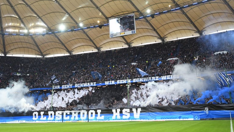 Die Show vor dem Anpfiff: HSV-Anhänger entzündeten Rauchtöpfe.