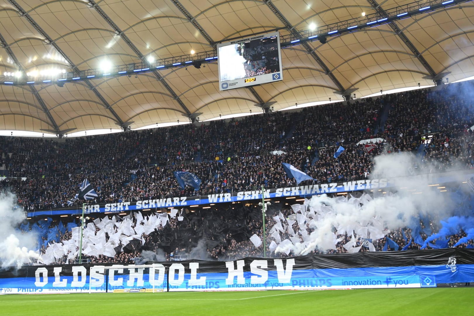 Die Show vor dem Anpfiff: HSV-Anhänger entzündeten Rauchtöpfe.