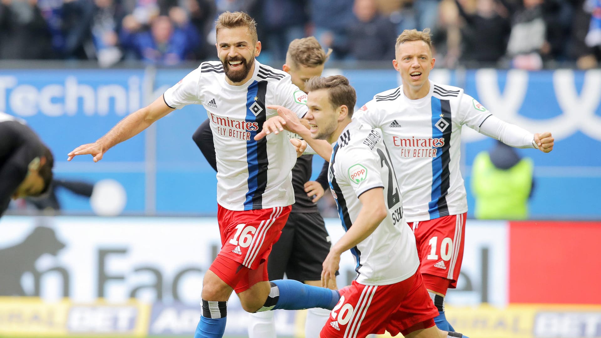 Lukas Hinterseer (li.): Der Österreicher trifft zum zweiten Mal für den HSV. Lukas Hinterseer (li.): Der Österreicher trifft zum zweiten Mal für den HSV.