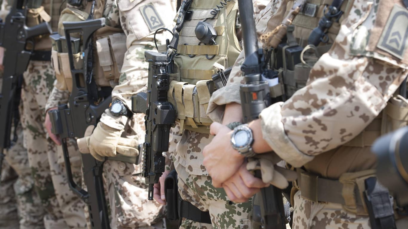 Bewaffnete Soldaten: Der Generalinspekteur sieht ein Problem in den aufwändigen Ausschreibungen und Testverfahren. (Archivbild)