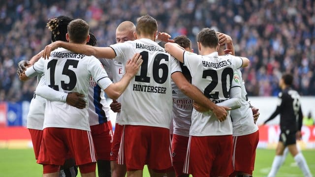 Zumindest bis Sonntag eroberte der HSV durch den Sieg gegen den KSC die Tabellenführung. Zumindest bis Sonntag eroberte der HSV durch den Sieg gegen den KSC die Tabellenführung.