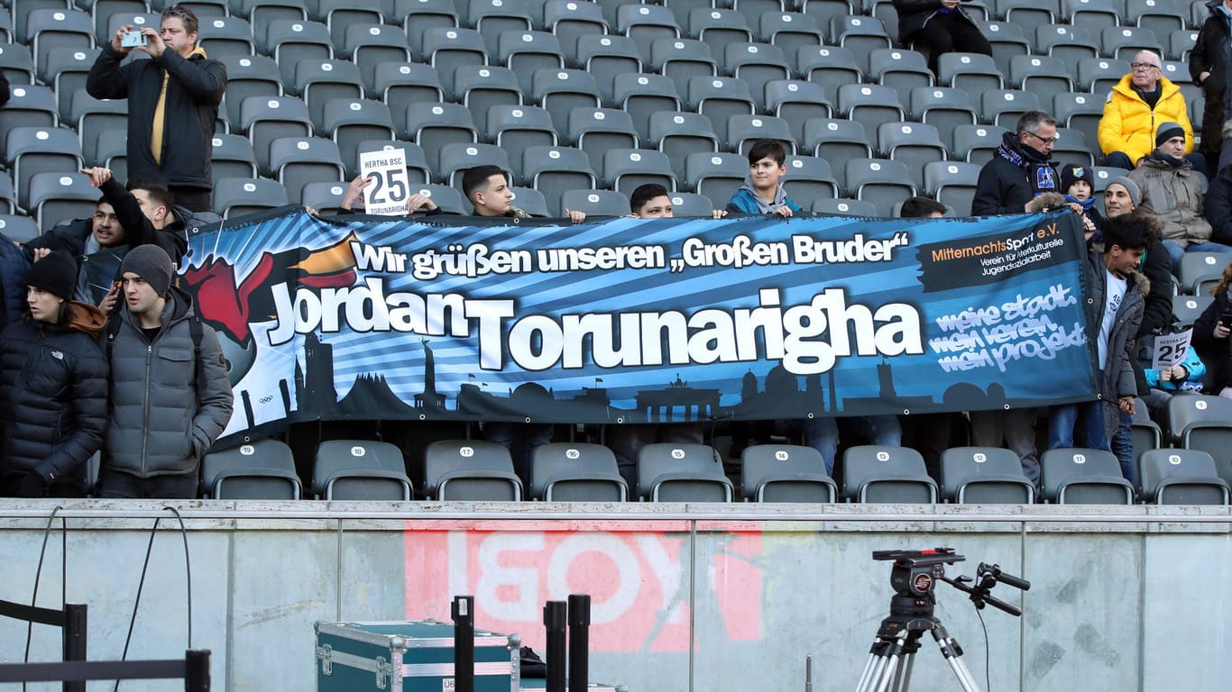 Anhänger der Berliner zeigten im Stadion viele weitere Plakate, so wie dieses hier.
