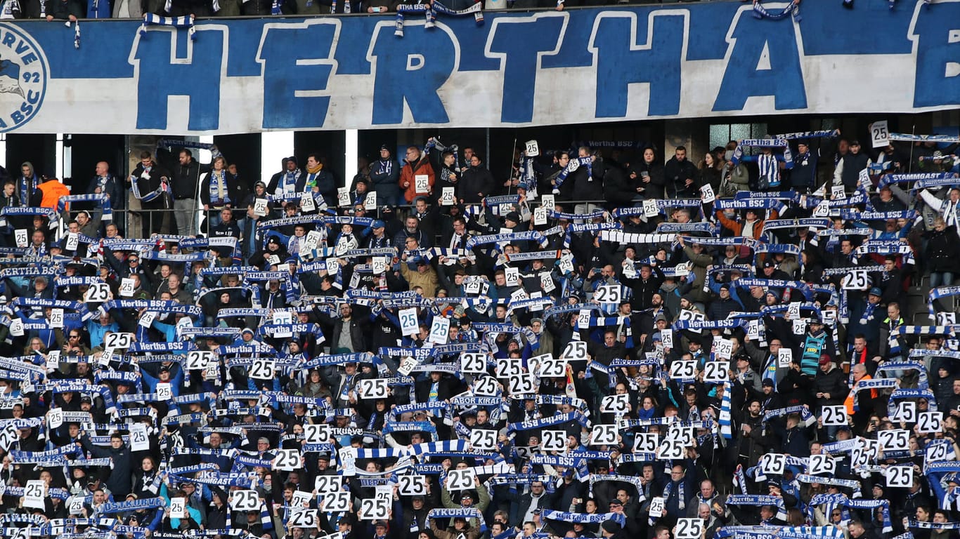 Initiiert vom harten Kern in der Ostkurve des Olympiastadions hat es Samstag vor dem Spiel gegen den FSV Mainz 05 eine Fanaktion mit Plakaten gegeben, auf denen Torunarighas Rückennummer 25 und sein Name zu sehen waren.